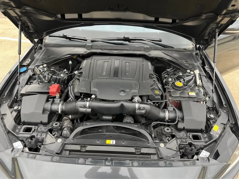 2019 Jaguar XE - Image 8 of 11