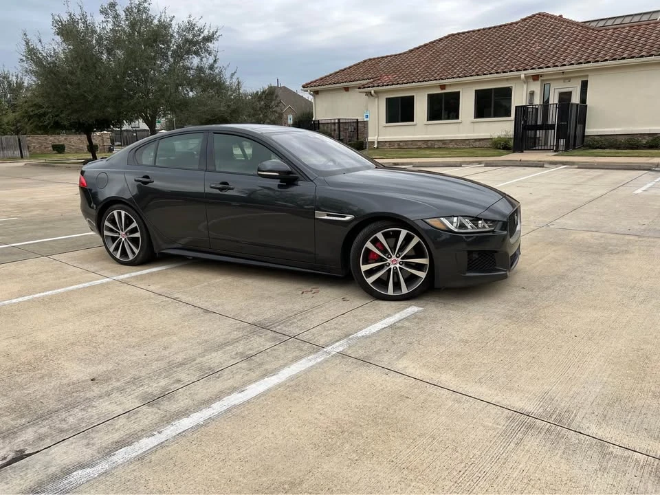 2019 Jaguar XE - Image 10 of 11