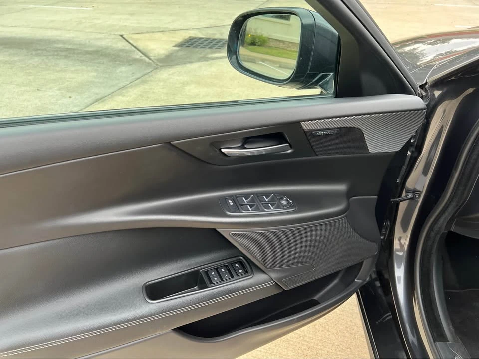 2019 Jaguar XE - Image 7 of 11