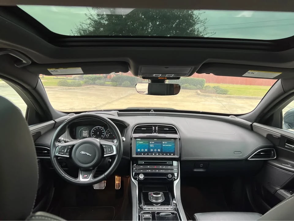 2019 Jaguar XE - Image 6 of 11