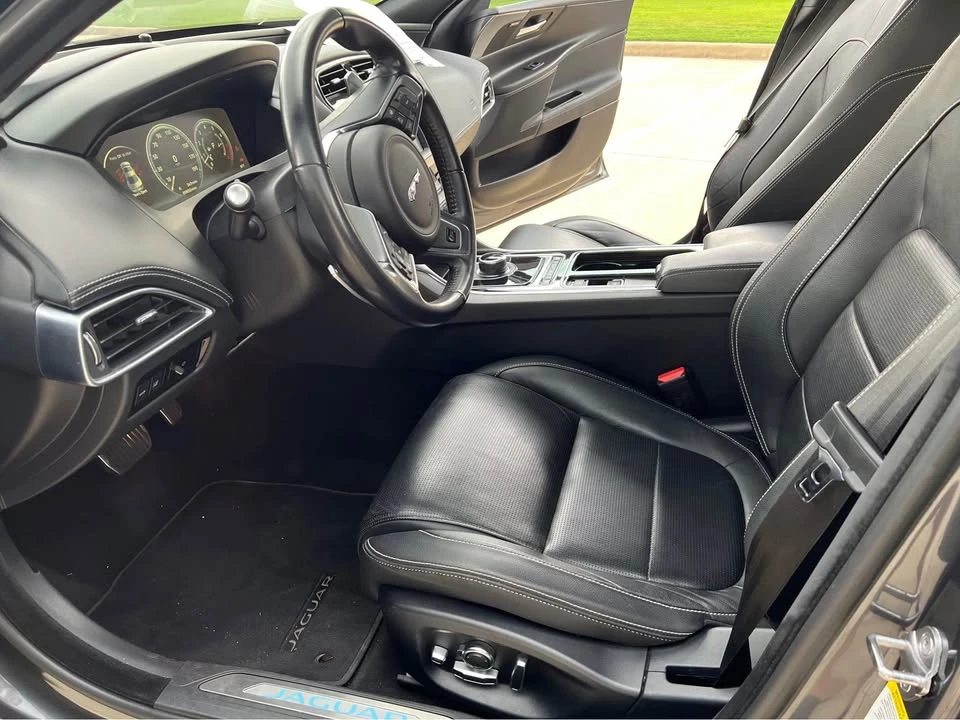 2019 Jaguar XE - Image 9 of 18
