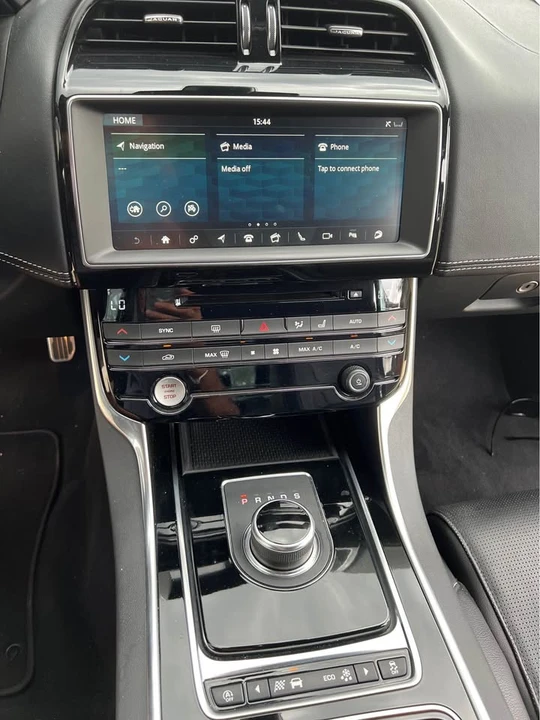 2019 Jaguar XE - Image 11 of 18