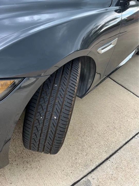 2019 Jaguar XE - Image 7 of 18