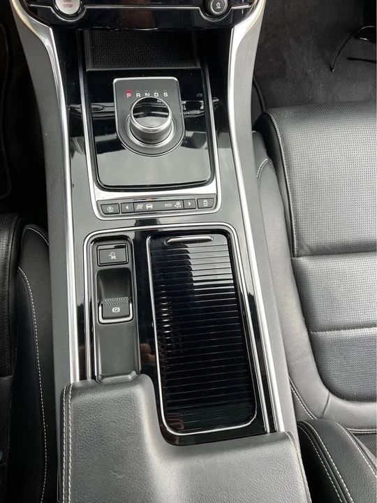 2019 Jaguar XE - Image 10 of 18