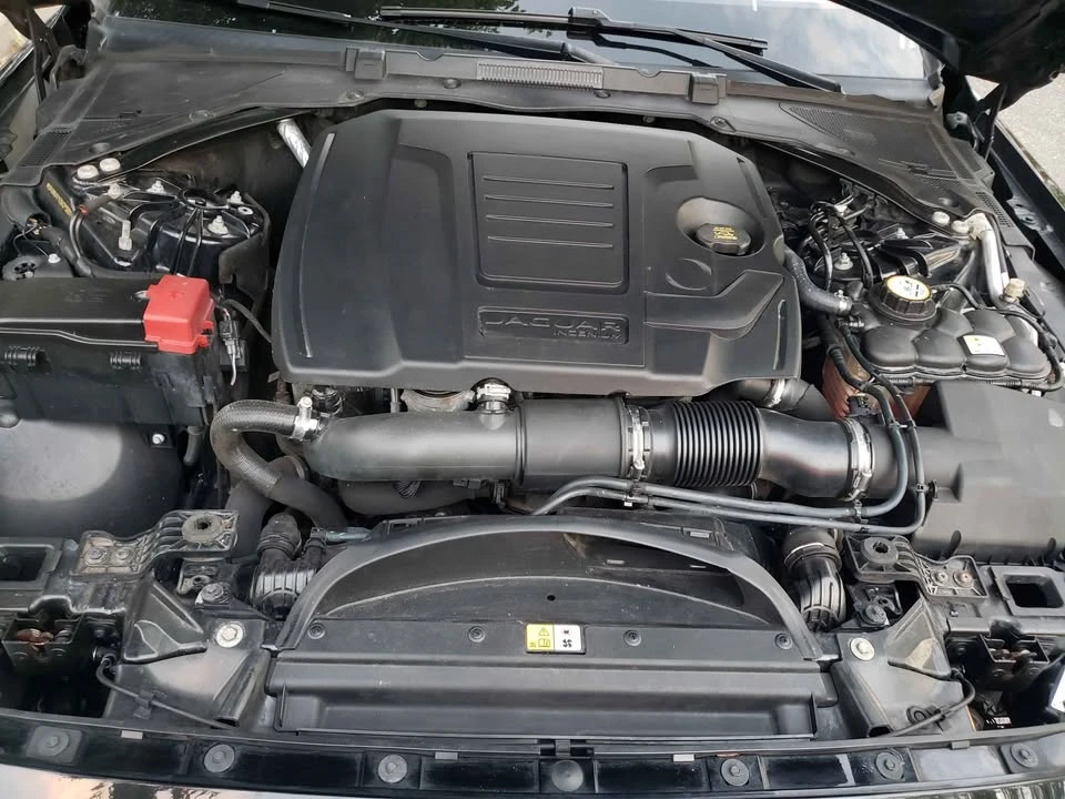 2019 Jaguar XE - Image 17 of 18