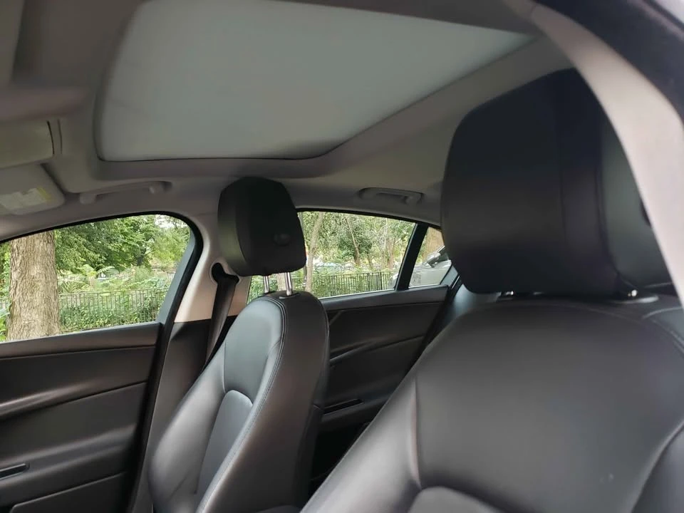 2019 Jaguar XE - Image 9 of 18