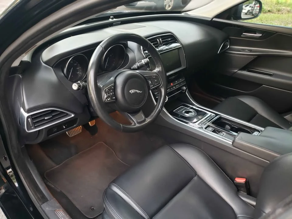 2019 Jaguar XE - Image 10 of 18