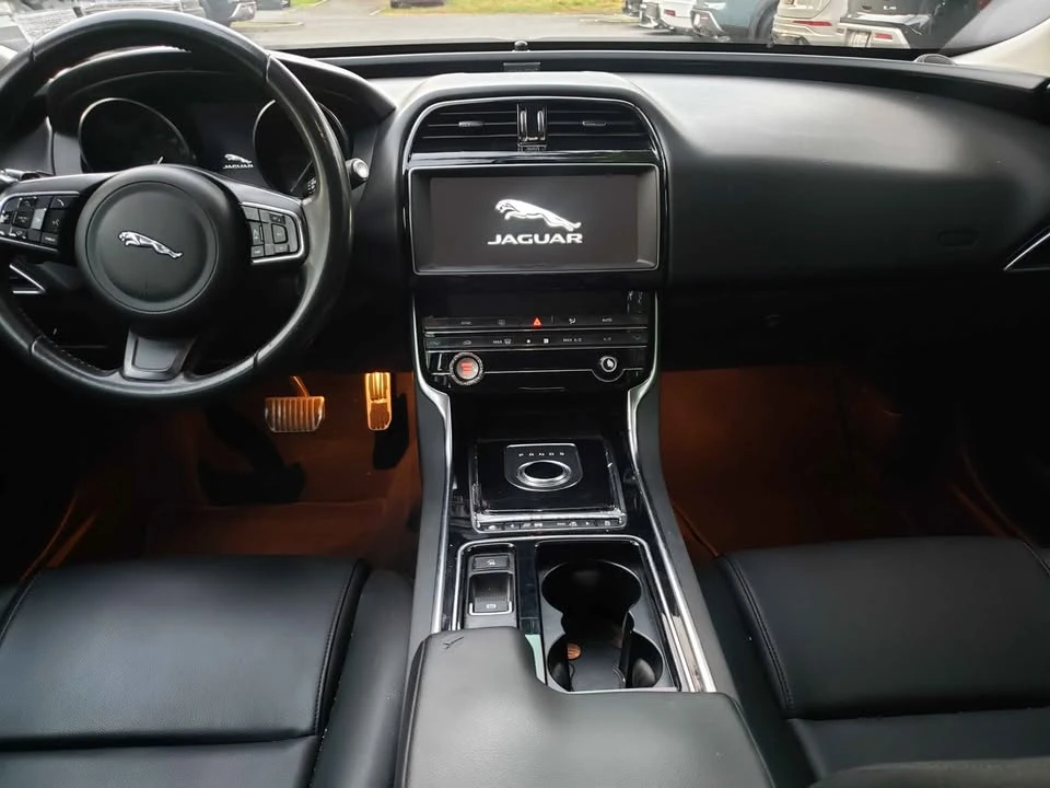 2019 Jaguar XE - Image 13 of 18
