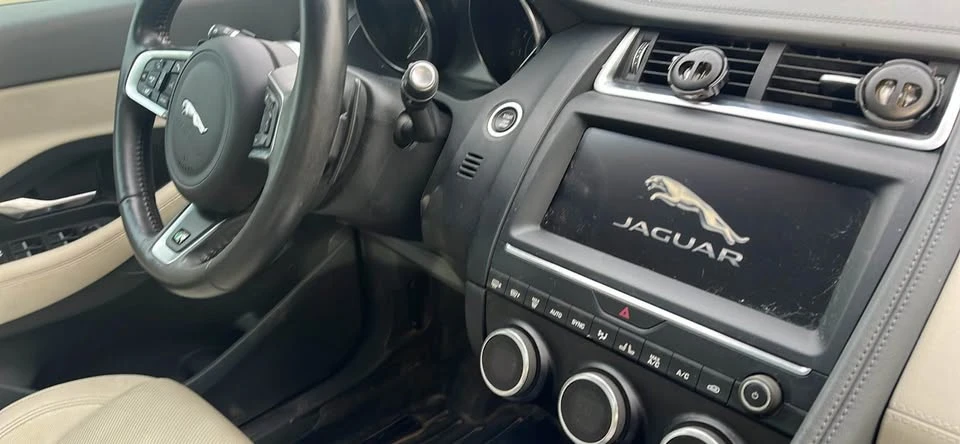 2019 Jaguar E-Pace - Image 9 of 16