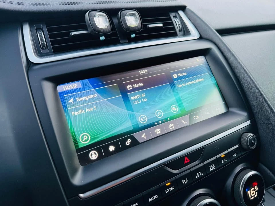 2019 Jaguar E-Pace - Image 13 of 16