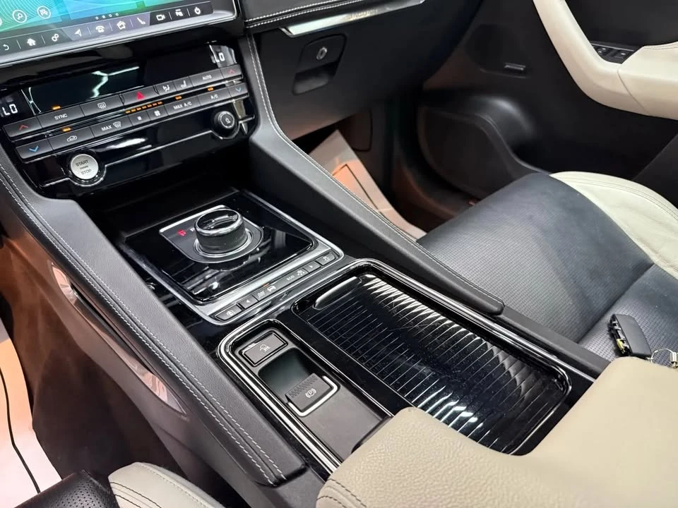 2019 Jaguar F-Pace - Image 8 of 19