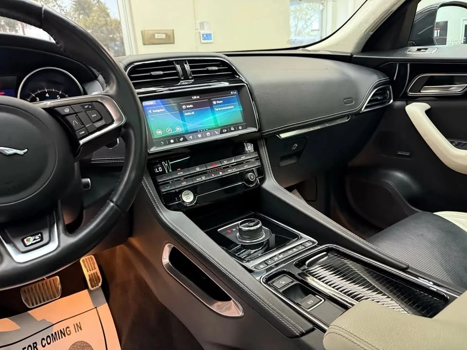 2019 Jaguar F-Pace - Image 6 of 19