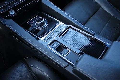 2019 Jaguar F-Pace - Image 14 of 17