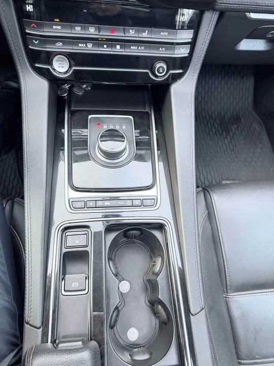 2019 Jaguar F-Pace - Image 14 of 15