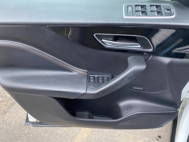 2019 Jaguar F-Pace - Image 9 of 15