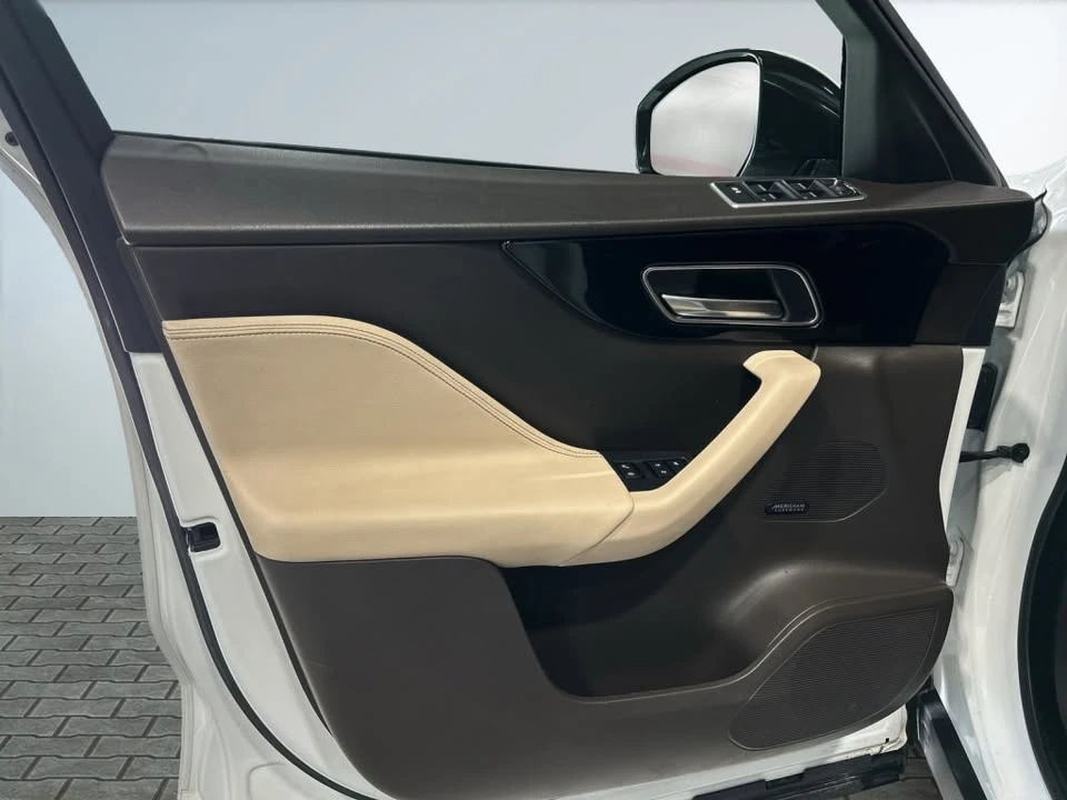 2019 Jaguar F-Pace - Image 10 of 15