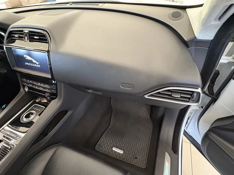 2019 Jaguar F-Pace - Image 17 of 20