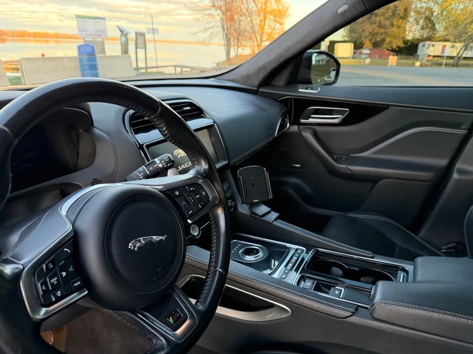 2019 Jaguar F-Pace - Image 16 of 18