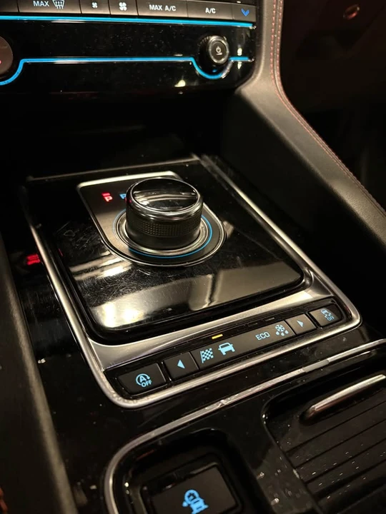 2019 Jaguar F-Pace - Image 16 of 18