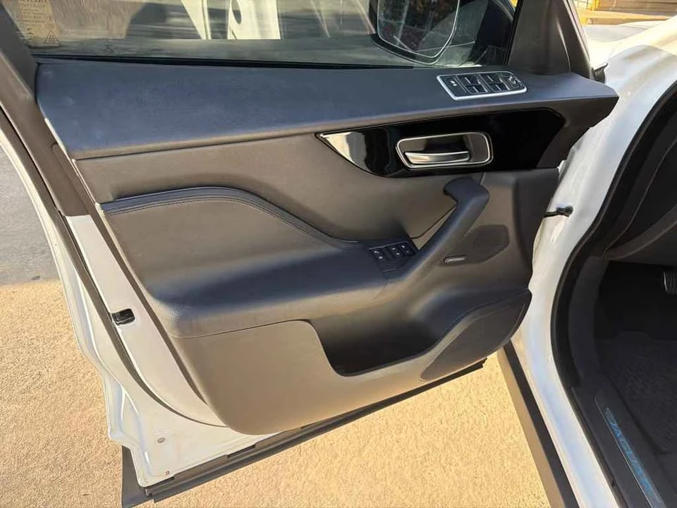 2019 Jaguar F-Pace - Image 11 of 15