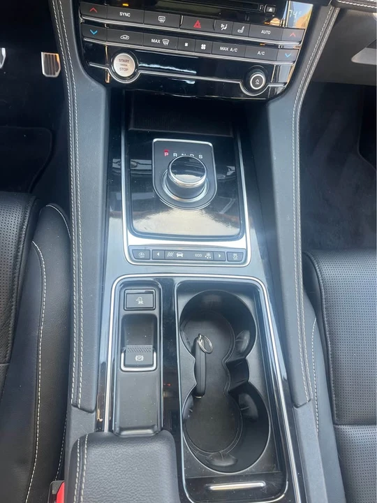 2019 Jaguar F-Pace - Image 18 of 20