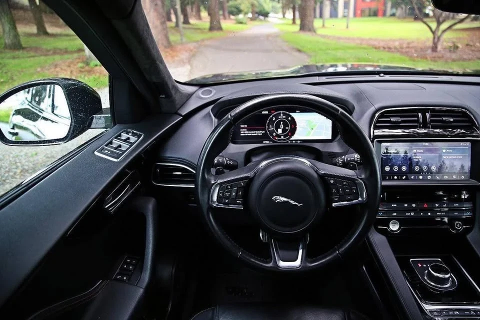 2019 Jaguar F-Pace - Image 10 of 17