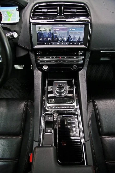 2019 Jaguar F-Pace - Image 11 of 17