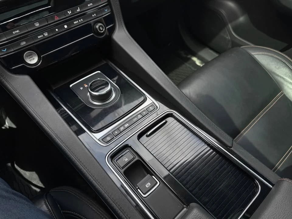 2019 Jaguar F-Pace - Image 18 of 20