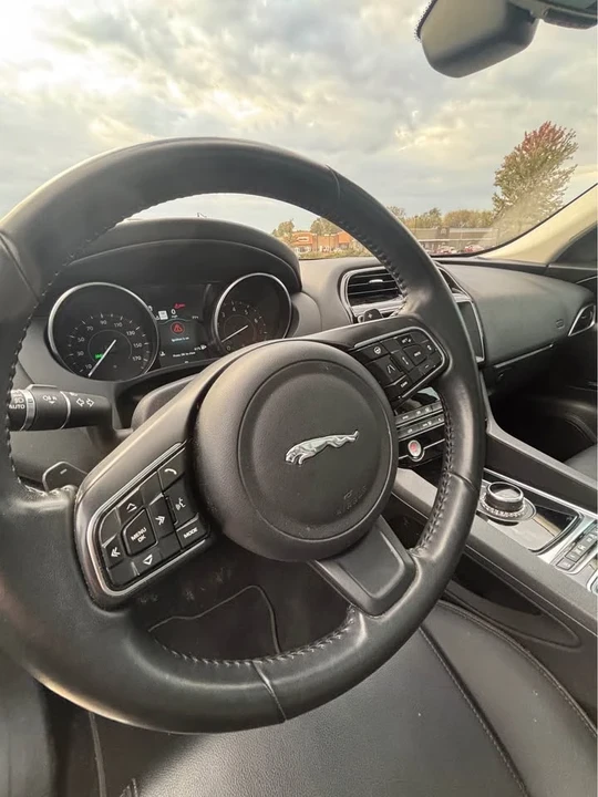 2019 Jaguar F-Pace - Image 10 of 16