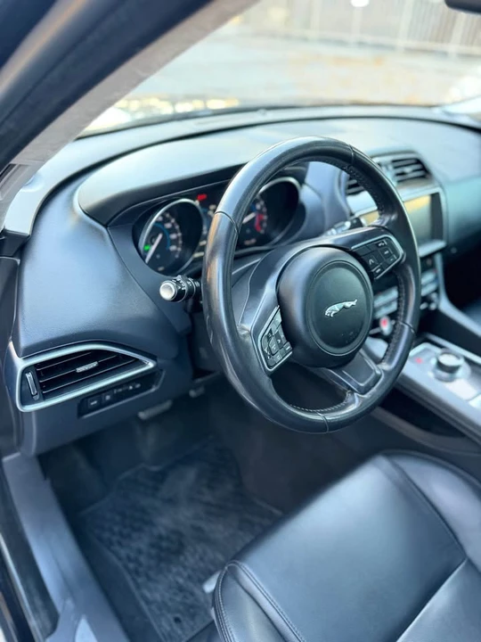 2019 Jaguar F-Pace - Image 15 of 18