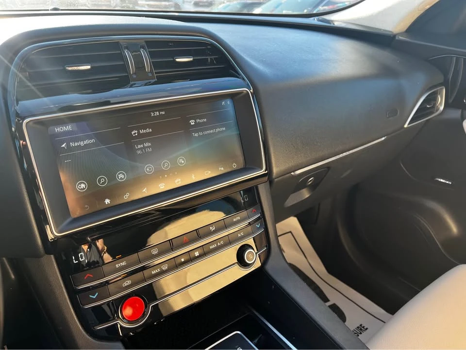 2019 Jaguar F-Pace - Image 16 of 17