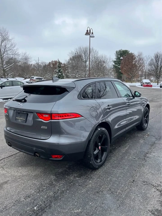 2019 Jaguar F-Pace - Image 9 of 17