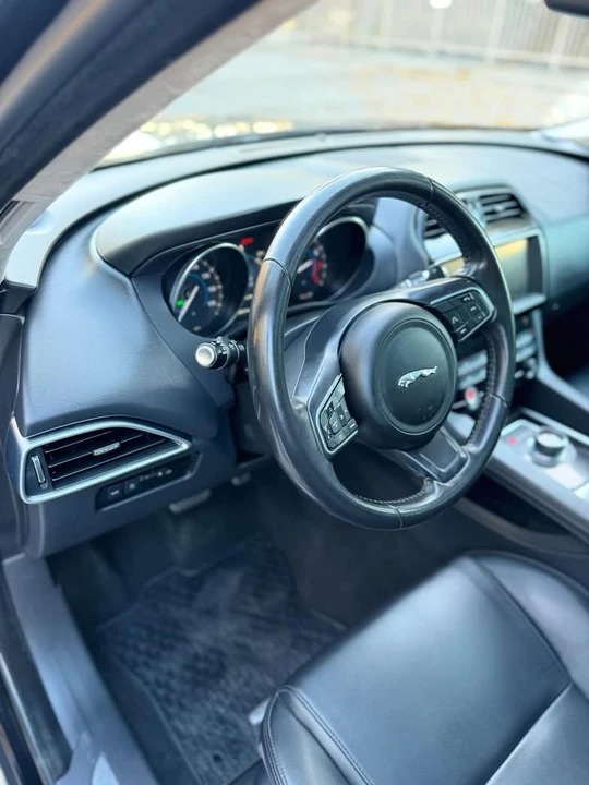 2019 Jaguar F-Pace - Image 14 of 18