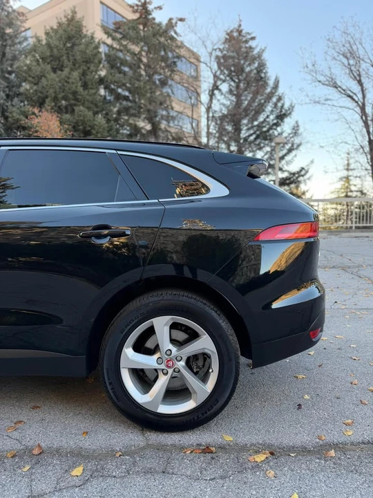 2019 Jaguar F-Pace - Image 10 of 18