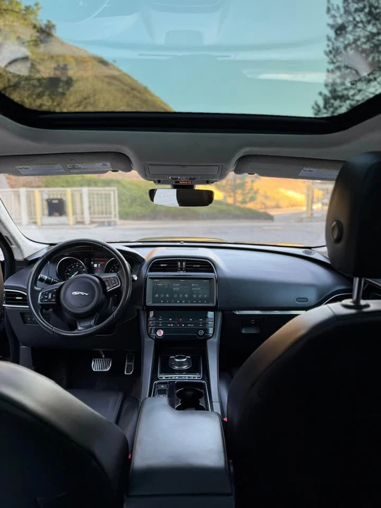 2019 Jaguar F-Pace - Image 15 of 18