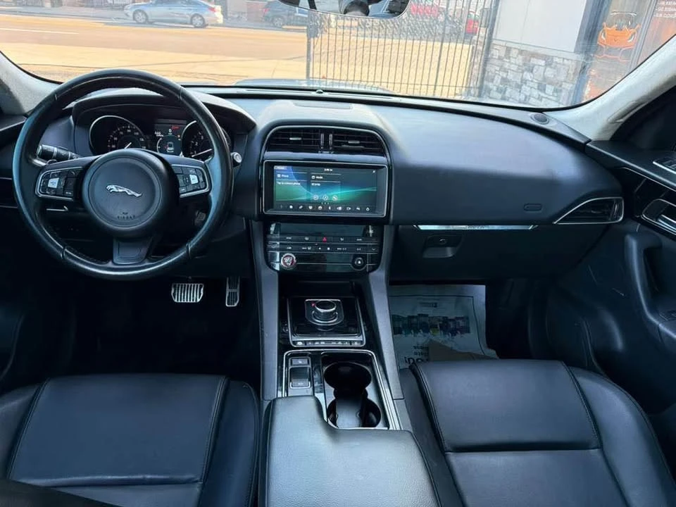 2019 Jaguar F-Pace - Image 10 of 15