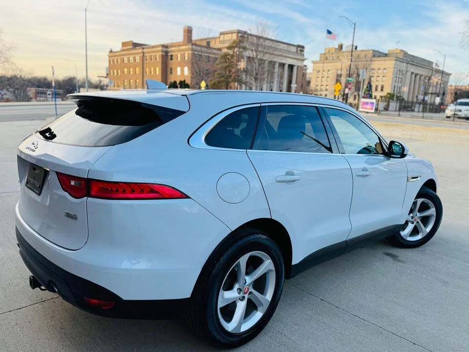 2019 Jaguar F-Pace - Image 9 of 16