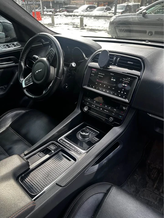 2019 Jaguar F-Pace - Image 8 of 12