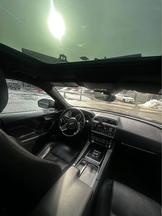 2019 Jaguar F-Pace - Image 10 of 12