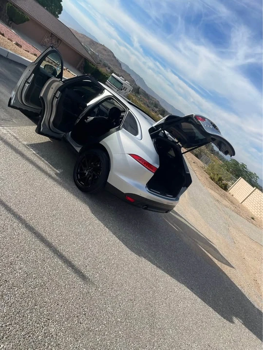2019 Jaguar F-Pace - Image 4 of 18