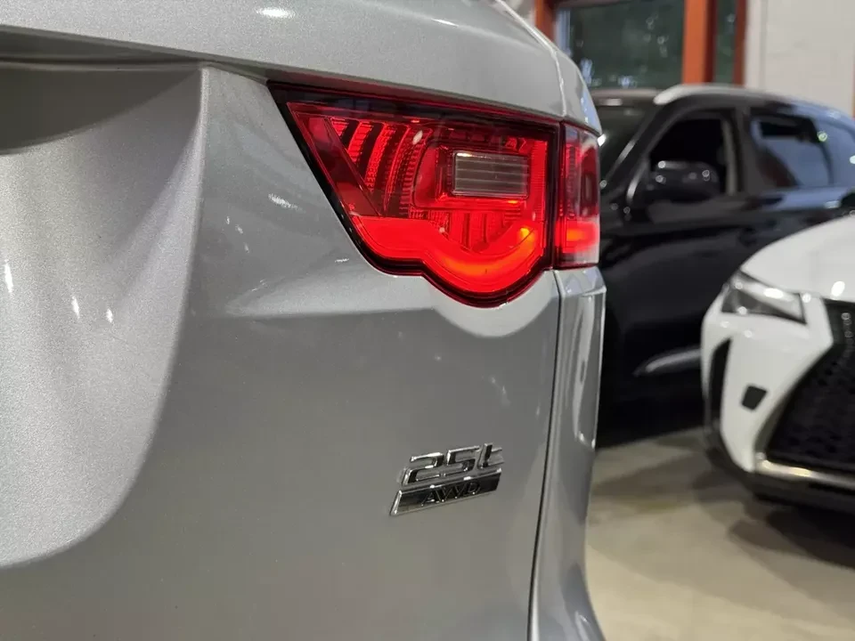 2019 Jaguar F-Pace - Image 7 of 17