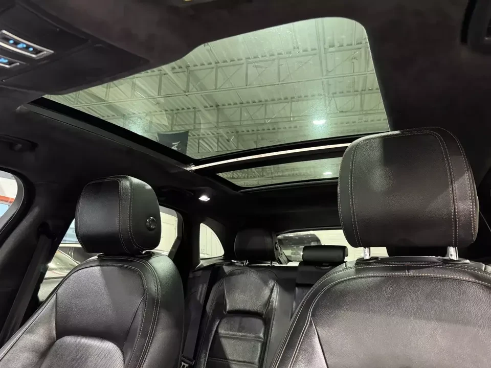 2019 Jaguar F-Pace - Image 9 of 17