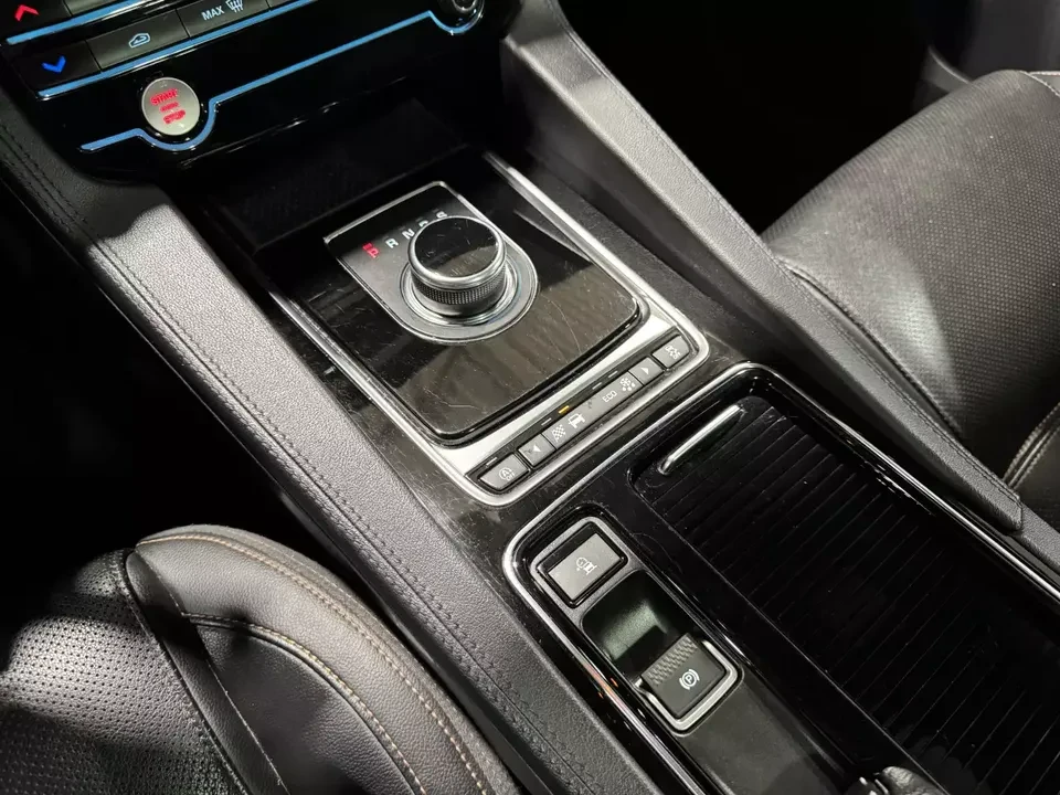 2019 Jaguar F-Pace - Image 11 of 17