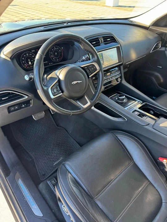 2019 Jaguar F-Pace - Image 8 of 10