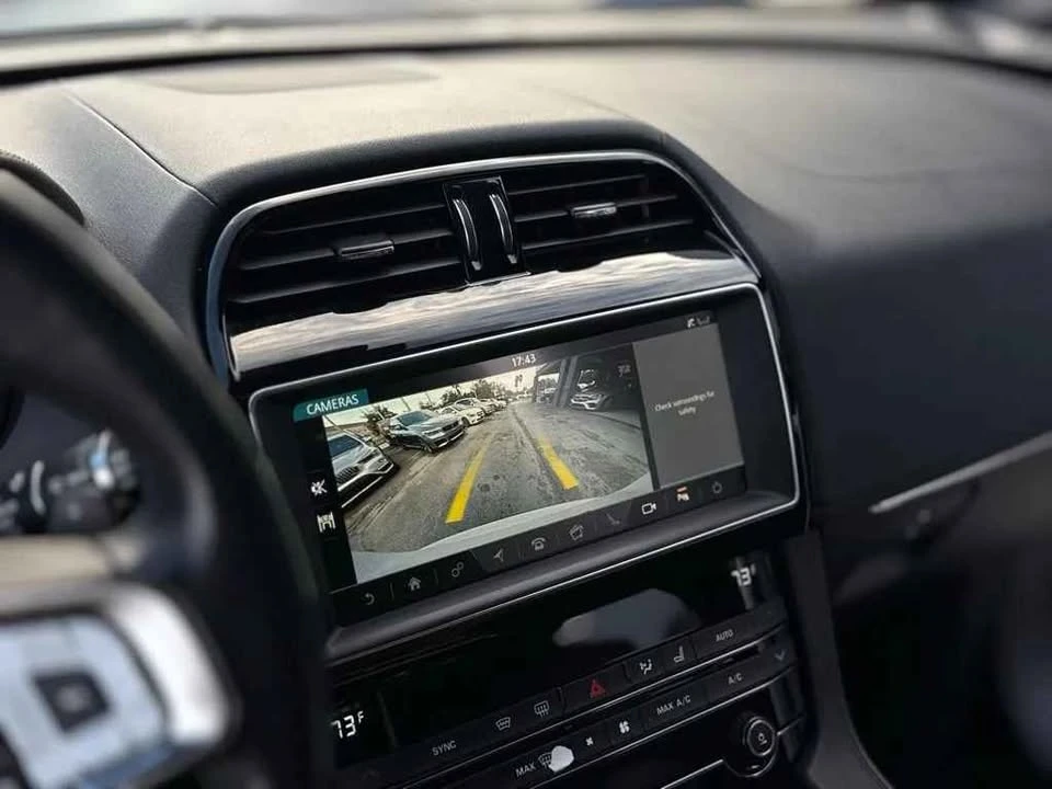 2019 Jaguar F-Pace - Image 13 of 17