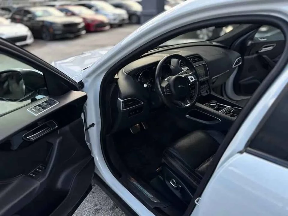 2019 Jaguar F-Pace - Image 12 of 17