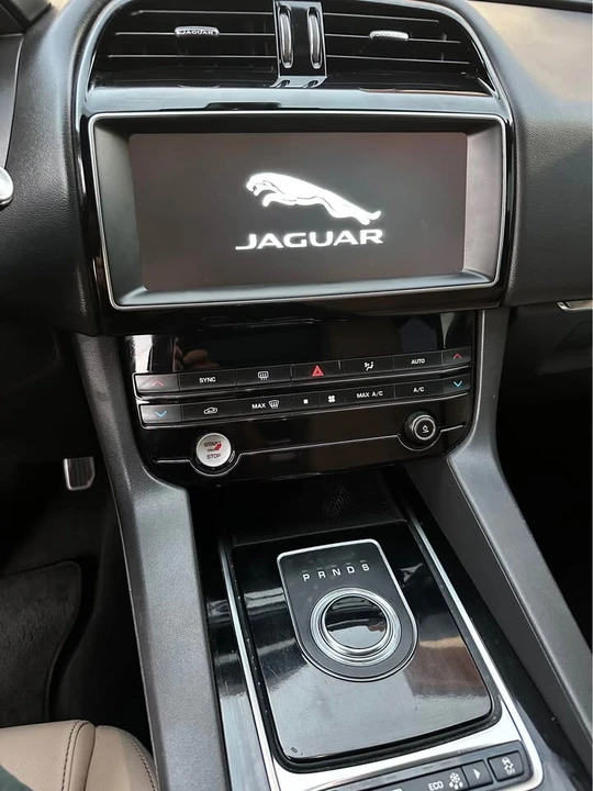 2019 Jaguar F-Pace - Image 18 of 19