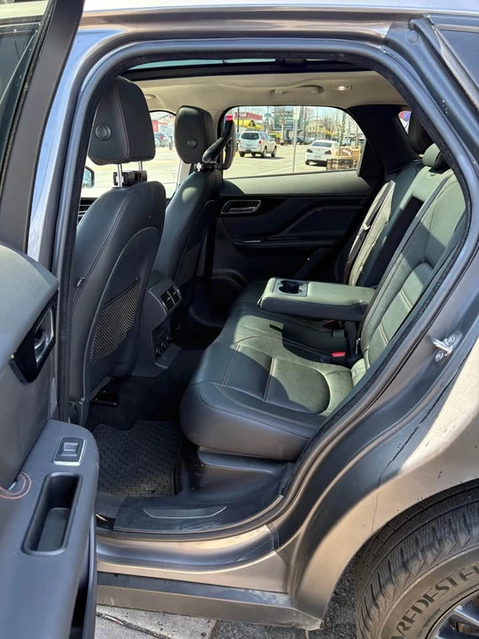 2019 Jaguar F-Pace - Image 9 of 17