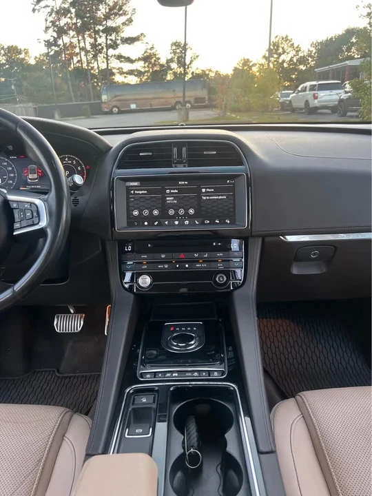 2019 Jaguar F-Pace - Image 10 of 13