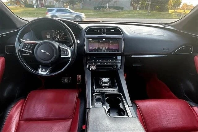 2019 Jaguar F-Pace - Image 7 of 16